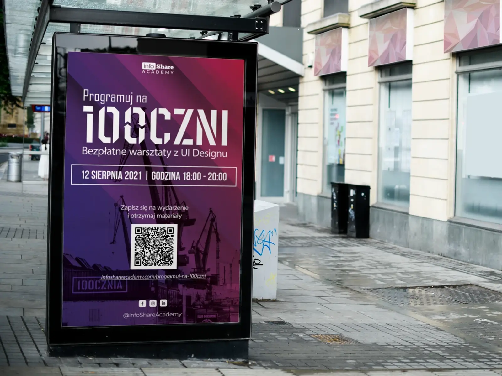 Plakat promocyjny infoShare Academy „Programuj na 100czni” reklamujący bezpłatne warsztaty z UI Designu w Gdańsku, umieszczony w miejskim nośniku reklamowym.
