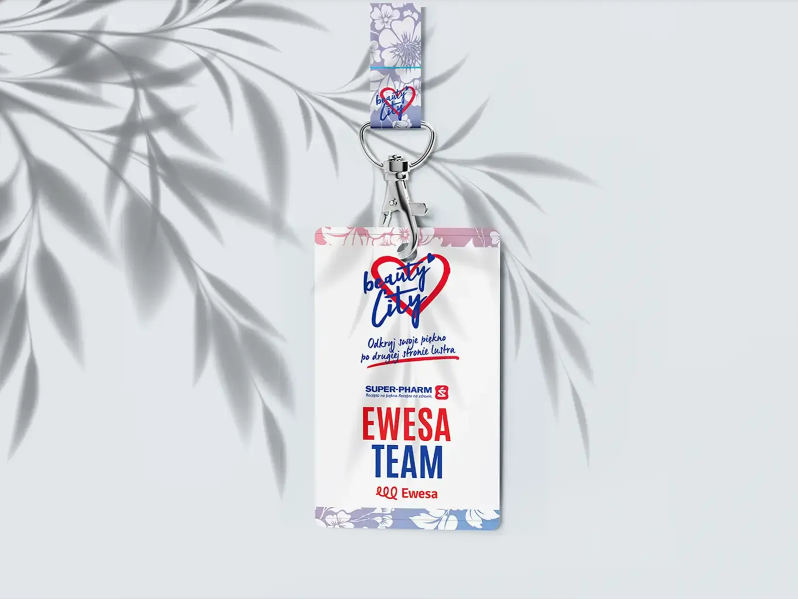 Projekt identyfikatora eventowego Beauty City dla Ewesa Team i Super-Pharm, z zawieszką oraz smyczą w delikatnej florystycznej stylistyce