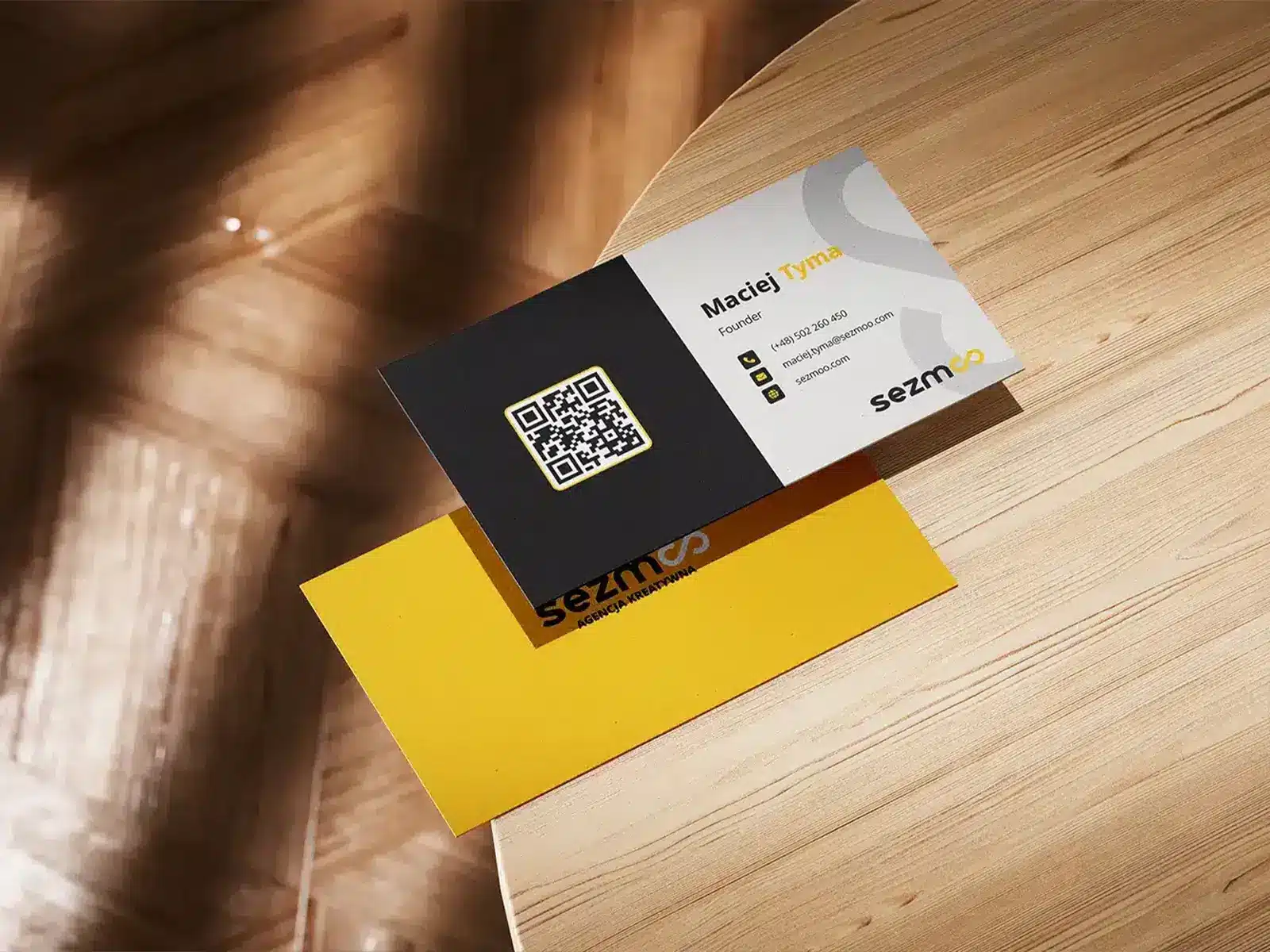 Projekt wizytówki Sezmoo dla agencji kreatywnej z Gdyni, z kodem QR, danymi kontaktowymi i nowoczesną identyfikacją wizualną