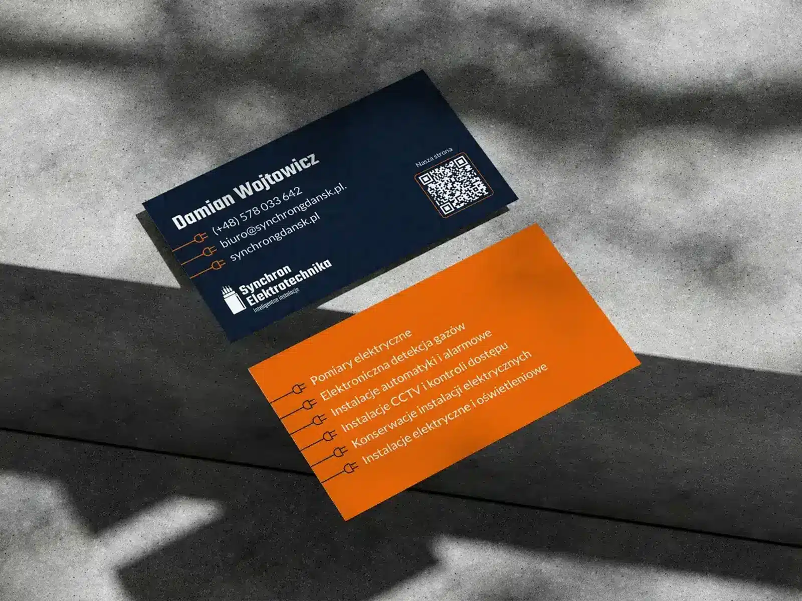 Projekt wizytówki Synchron Elektrotechnika z danymi kontaktowymi, kodem QR i zakresem usług firmy elektrotechnicznej