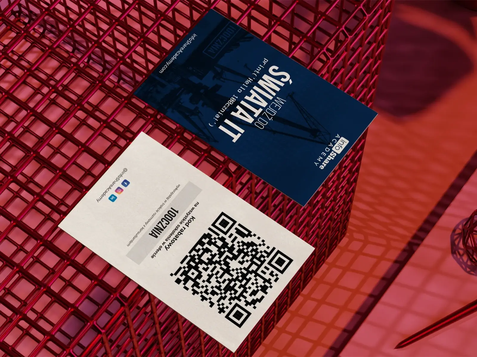 Ulotka w formie wizytówki dla infoShare Academy z kodem QR, kodem rabatowym i grafiką wydarzenia Programuj na 100czni