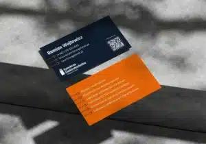 Projekt dwustronnych wizytówek Synchron Elektrotechnika w granatowo-pomarańczowej kolorystyce.